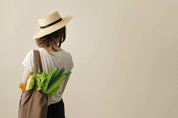 women usuing reusable shopping bag for her groceries